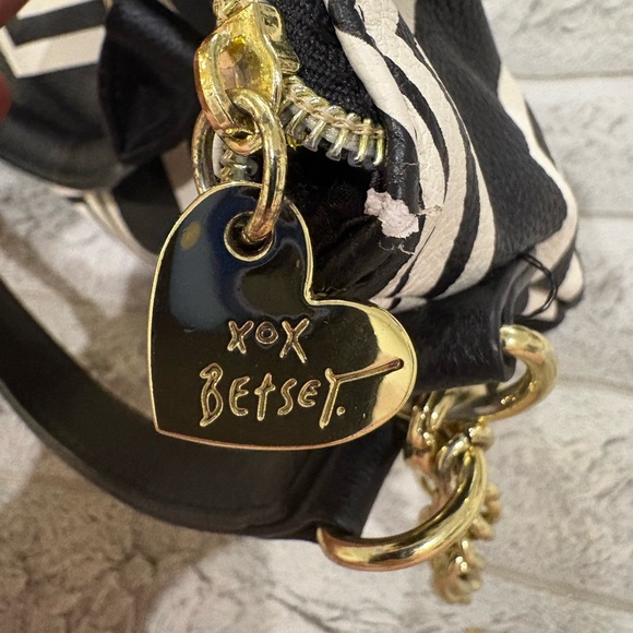 Betsey Johnson Black and White Chevron Crossbody Bag - Picture 5 of 12